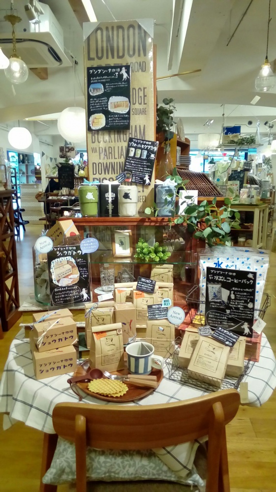 1498031590615-1809323424